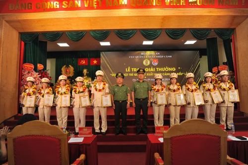 Trao thưởng 10 gương mặt trẻ quản lý xuất, nhập cảnh tiêu biểu