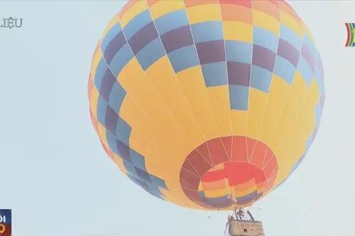 Bay khinh khí cầu tại Lễ hội Hoa phượng đỏ 2024