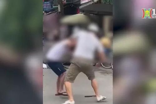 Bắt đối tượng dùng côn gỗ đánh người