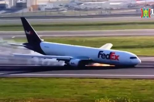 Càng đáp trước không mở, máy bay Boeing hạ cánh khẩn cấp