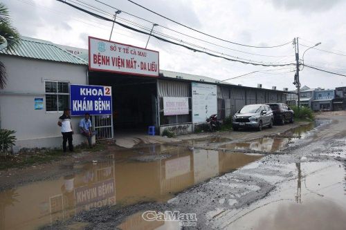 Lộ xuống cấp, gây trở ngại cho người dân đi khám bệnh