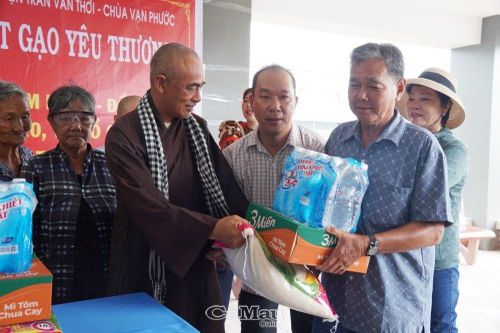 Trao 600 phần quà từ Chương trình 'Hạt gạo yêu thương'