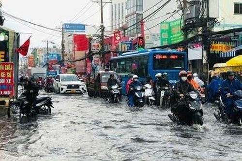 TPHCM còn 18 tuyến đường bị ngập nước do mưa và triều cường