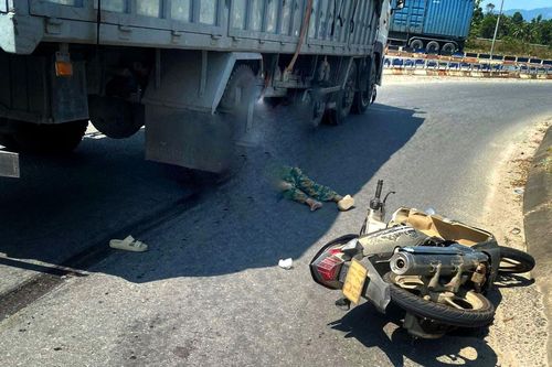 Va chạm với ô tô tải, người phụ nữ chết thảm dưới bánh xe