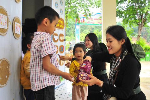 Khối nữ du kích miền Nam tặng quà cho trẻ em Điện Biên
