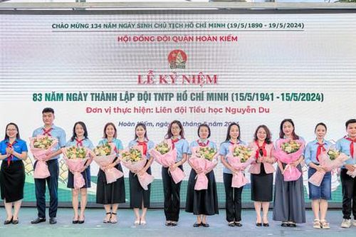Hoàn Kiếm: Trao thưởng cho các đội viên đạt thành tích cao