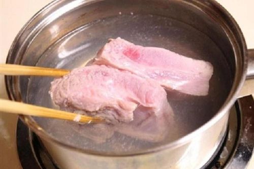Vợ chồng cãi nhau vì 'dùng nước luộc thịt để luộc rau muống', chuyên gia nói gì?