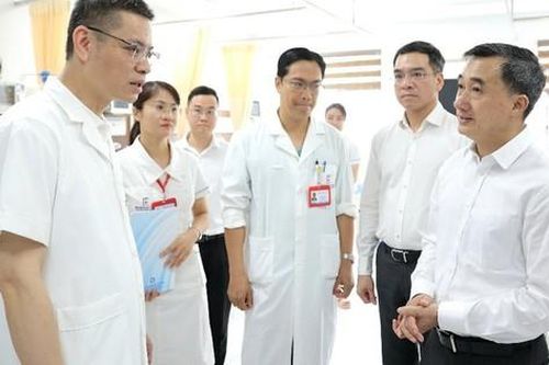 Thứ trưởng Bộ Y tế Trần Văn Thuấn thăm, động viên nữ bác sĩ nội trú bị tai nạn hy hữu
