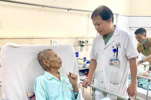 Bác sĩ 'vượt khó' phẫu thuật nội soi lấy sỏi mật cho cụ ông 99 tuổi