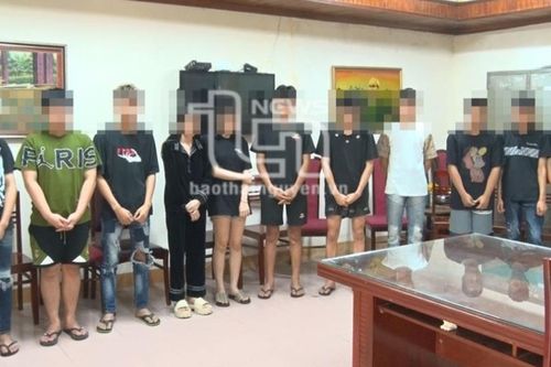 Hai thiếu nữ tham gia nhóm 'bốc đầu' xe trên đường cao tốc