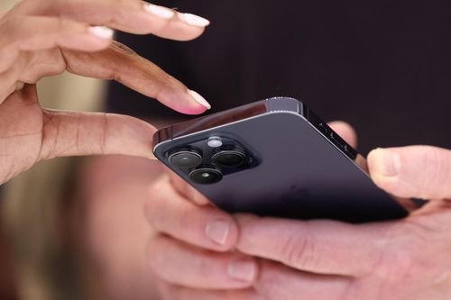 Doanh số iPhone tăng nhưng Apple chưa thể vội mừng