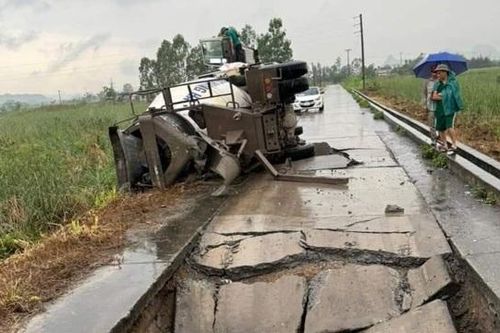 Tai nạn giao thông mới nhất 10/5/2024: 'hố tử thần' suýt nuốt trọn xe bê tông