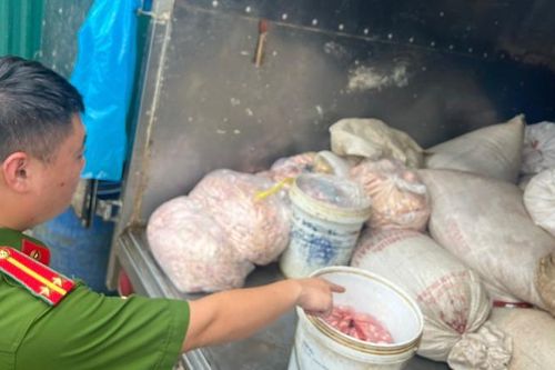 Cảnh sát phát hiện xe tải chở hơn 1.500kg mỡ, lòng thối đi tiêu thụ