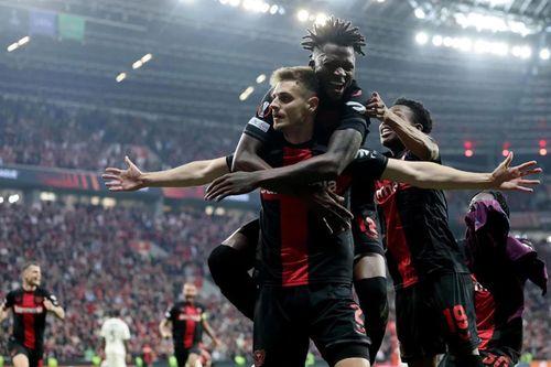 Bùng nổ những phút cuối, Bayer Leverkusen bất bại vào chung kết Europa League