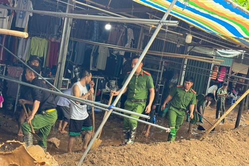 Công an Điện Biên Đông giúp nhân dân khắc phục hậu quả lũ quét