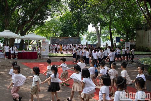 Hàng nghìn học sinh thích thú trải nghiệm bức tranh panorama về 'Chiến dịch Điện Biên Phủ'