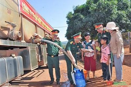 Công ty 75 (Binh đoàn 15) hỗ trợ nước sạch cho người dân Gia Lai