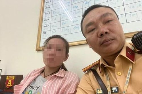 Cảnh sát giao thông Hà Nội ngăn người phụ nữ nhảy cầu