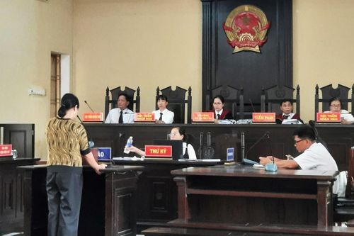Nợ chồng chất, 'cò đất' giở chiêu lừa đảo