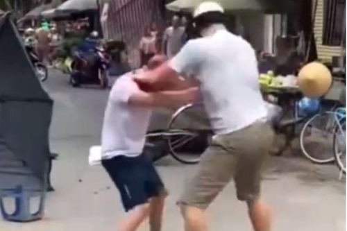 Hà Nội: Bắt kẻ dùng côn đánh người đàn ông đa chấn thương