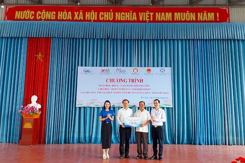 Hội Khuyến học Yên Bái trao 100 suất học bổng cho học sinh
