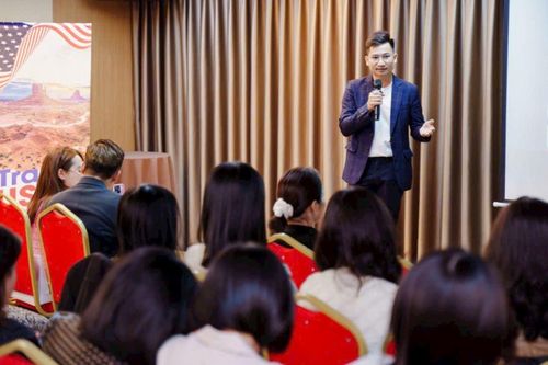 Nghề hướng dẫn viên du lịch 'hút' giới trẻ