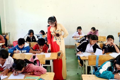 Cô giáo vượt lên nghịch cảnh để trả ơn đời