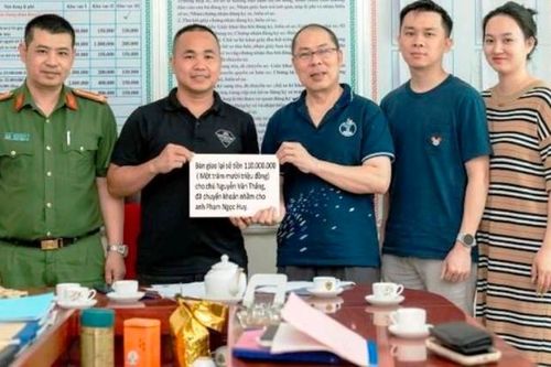 Bỗng dưng tài khoản có số tiền lớn, một thanh niên ở Thanh Hóa báo công an