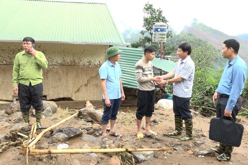 Hàng trăm người cùng giúp khắc phục hậu quả lũ quét ở Điện Biên