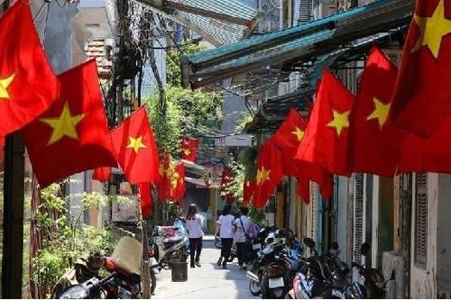 Hà Nội tặng cờ Tổ quốc cho các hộ gia đình nhân dịp 70 năm Giải phóng Thủ đô