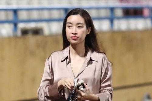 Trận đấu CLB Hà Nội 0-2 Viettel: Hình ảnh Hoa hậu Đỗ Mỹ Linh và doanh nhân Đỗ Vinh Quang trên sân Hàng Đẫy