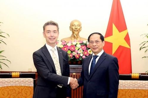 Bộ trưởng Ngoại giao Bùi Thanh Sơn tiếp Đại sứ EU tại Việt Nam Julien Guerrier