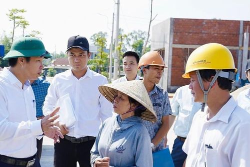Thị xã Hương Thủy khen thưởng các hộ dân gương mẫu bàn giao mặt bằng