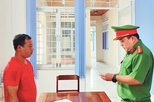 Cựu cán bộ địa chính xã chiếm đoạt hàng trăm triệu của 5 hộ dân làm sổ đỏ