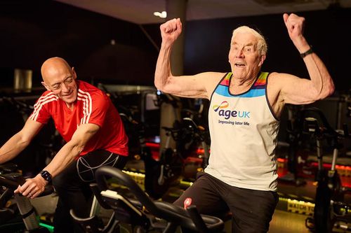 Cụ ông 93 tuổi tham gia 52 giải chạy marathon, tập gym 6 ngày/tuần