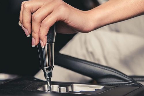 Nếu bạn lái xe số tự động, hãy bỏ ngay những thói quen này
