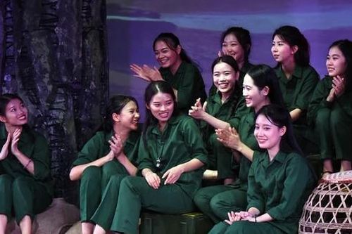 Đề xuất phải có phụ đề tiếng Anh trong các vở diễn sân khấu