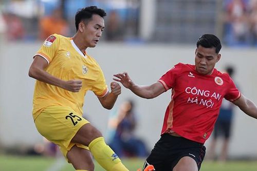 Văn Thanh bị treo giò 3 trận vì xúc phạm trọng tài