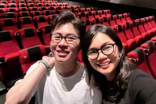 MC Lê Anh và vợ thạc sĩ kém 10 tuổi 'bao cả rạp phim', Minh Hằng khoe con trai
