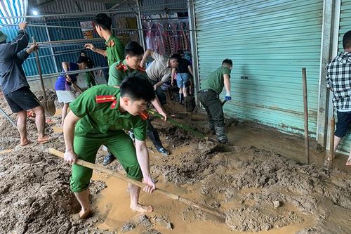 Xúc động hình ảnh Công an giúp dân khắc phục hậu quả lũ quét