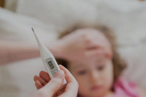 Những mẹo giúp hạ sốt nhanh chóng và an toàn cho trẻ em ngay tại nhà