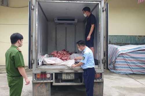 Ngăn chặn kịp thời 700kg xương và lòng lợn bốc mùi đang trên đường tiêu thụ
