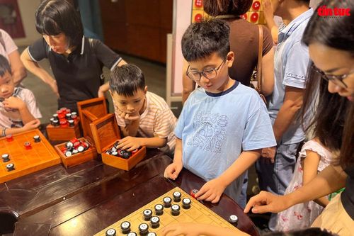 Bộ cờ Mặt Trời và hành trình tìm về văn hóa truyền thống của đạo diễn trẻ