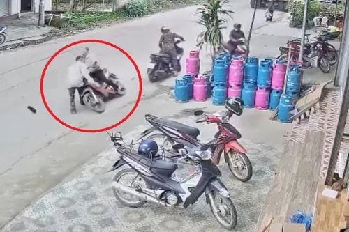Clip: Lái xe tông ngã người khác, lúng túng xử lý gây thêm họa
