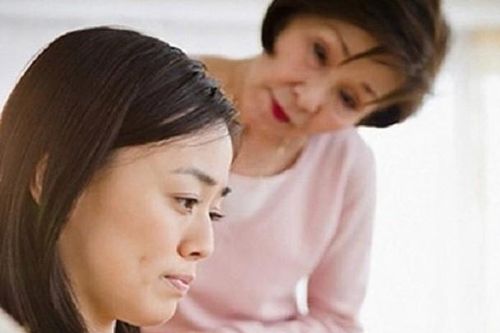 Vợ cũ của chồng vừa mất, mẹ chồng đã đưa tôi 200 triệu nhưng 'đính kèm' điều kiện khiến tôi hốt hoảng