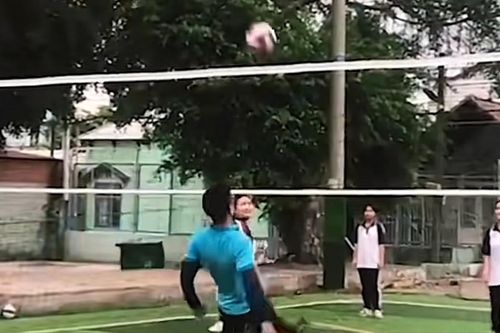 Không dùng tay và chấp 6 bạn nữ chơi bóng chuyền, thầy giáo khiến đối phương nhận kết đắng