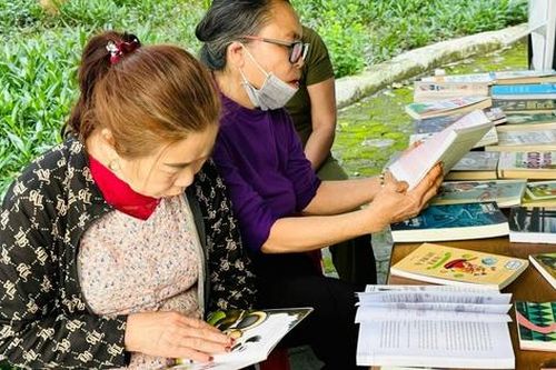 Thư viện lưu động tại bệnh viện - Nơi xoa dịu những cơn đau
