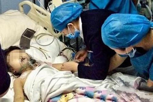 Bé gái 5 tuổi viêm phổi và phù não, qua đời vì cách hạ sốt tưởng tốt của người mẹ