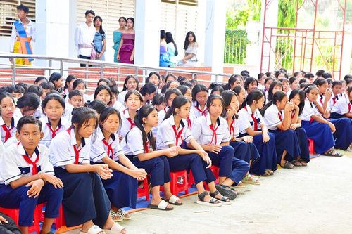 Hạn chế học sinh vùng dân tộc bỏ học