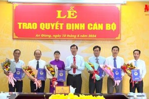 UBND tỉnh An Giang trao quyết định đối với 6 cán bộ